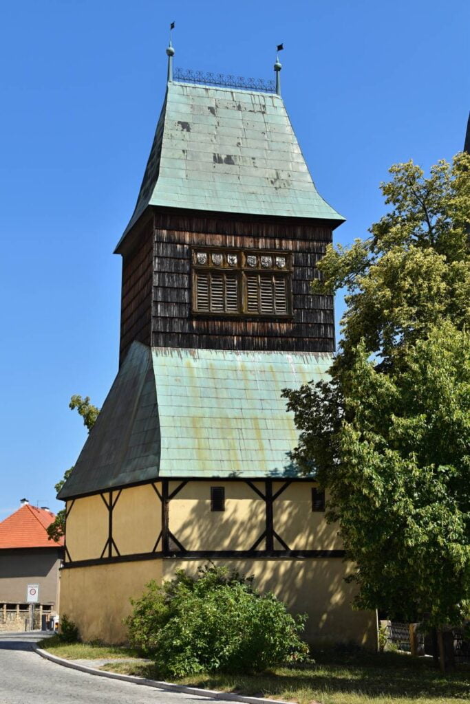 Dřevěná zvonice u chrámu svatého Bartoloměje