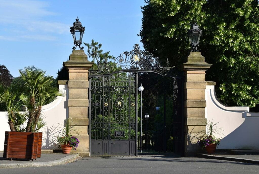 Zámek Lány - kovaná brána do zámeckého parku