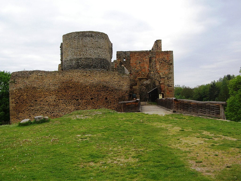 Krakovec  - vstup do hradu přes dřevěný most