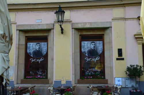 franz-kafka-socha-muzeum-cafe-promena-pamatka-praha-02