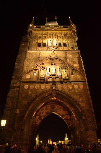 karluv-most-vltava-nabrezi-parniky-pamatka-praha-03