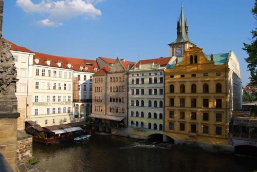 karluv-most-vltava-nabrezi-parniky-pamatka-praha-05