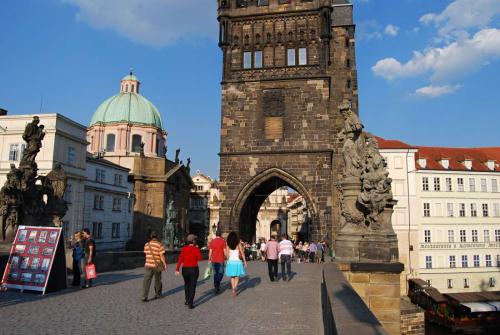 karluv-most-vltava-nabrezi-parniky-pamatka-praha-06