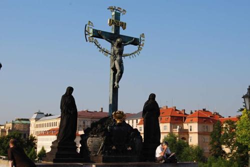 karluv-most-vltava-nabrezi-parniky-pamatka-praha-09