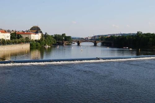 karluv-most-vltava-nabrezi-parniky-pamatka-praha-10