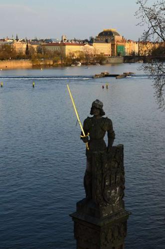 karluv-most-vltava-nabrezi-parniky-pamatka-praha-105