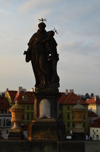 karluv-most-vltava-nabrezi-parniky-pamatka-praha-107