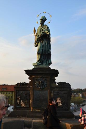 karluv-most-vltava-nabrezi-parniky-pamatka-praha-109