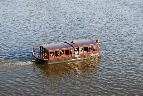 karluv-most-vltava-nabrezi-parniky-pamatka-praha-11
