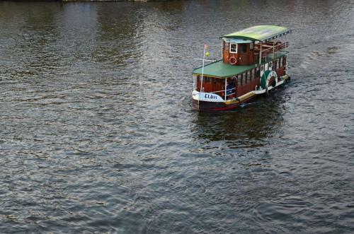 karluv-most-vltava-nabrezi-parniky-pamatka-praha-112