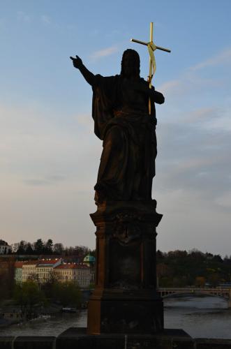 karluv-most-vltava-nabrezi-parniky-pamatka-praha-117