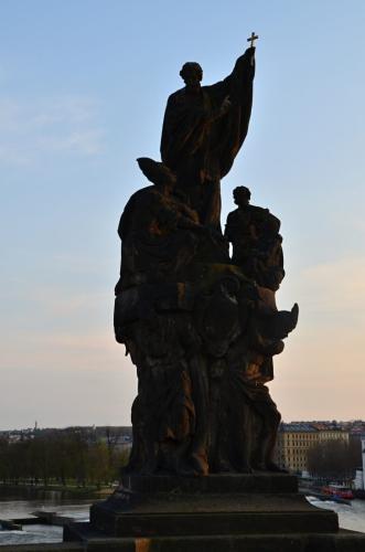 karluv-most-vltava-nabrezi-parniky-pamatka-praha-119