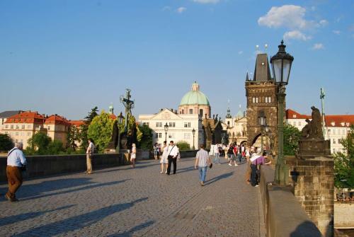 karluv-most-vltava-nabrezi-parniky-pamatka-praha-12