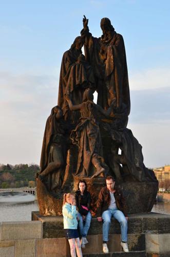 karluv-most-vltava-nabrezi-parniky-pamatka-praha-120