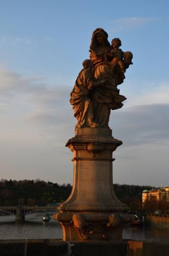 karluv-most-vltava-nabrezi-parniky-pamatka-praha-121
