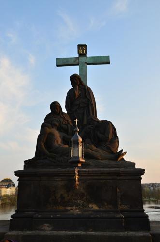 karluv-most-vltava-nabrezi-parniky-pamatka-praha-123