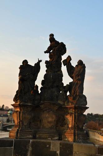 karluv-most-vltava-nabrezi-parniky-pamatka-praha-126