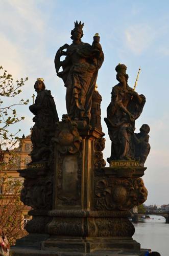 karluv-most-vltava-nabrezi-parniky-pamatka-praha-128