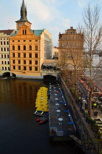 karluv-most-vltava-nabrezi-parniky-pamatka-praha-129