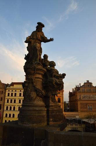 karluv-most-vltava-nabrezi-parniky-pamatka-praha-130