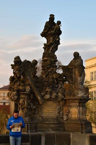 karluv-most-vltava-nabrezi-parniky-pamatka-praha-131