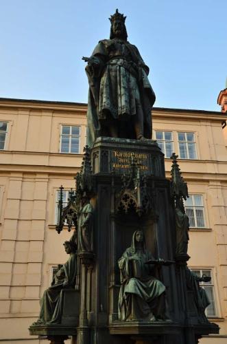 karluv-most-vltava-nabrezi-parniky-pamatka-praha-134
