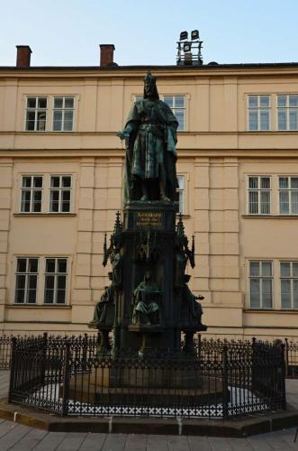 karluv-most-vltava-nabrezi-parniky-pamatka-praha-135