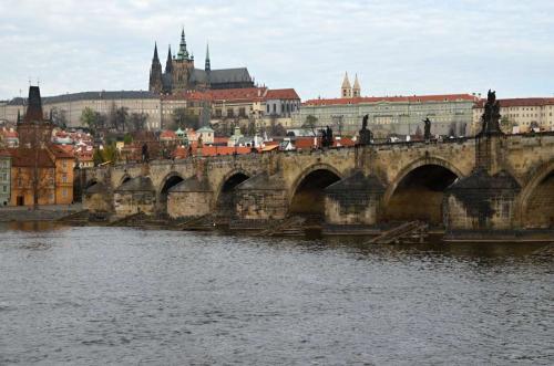 karluv-most-vltava-nabrezi-parniky-pamatka-praha-140