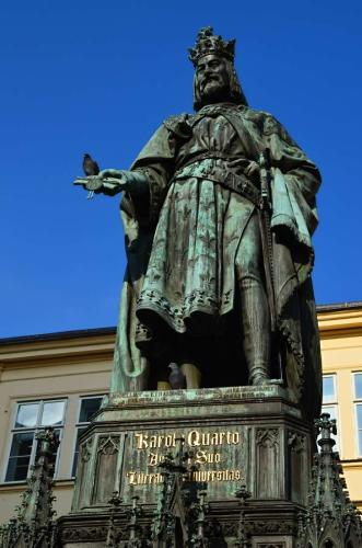 karluv-most-vltava-nabrezi-parniky-pamatka-praha-142
