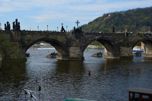 karluv-most-vltava-nabrezi-parniky-pamatka-praha-143