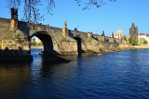 karluv-most-vltava-nabrezi-parniky-pamatka-praha-145