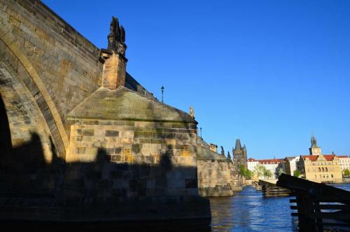 karluv-most-vltava-nabrezi-parniky-pamatka-praha-146