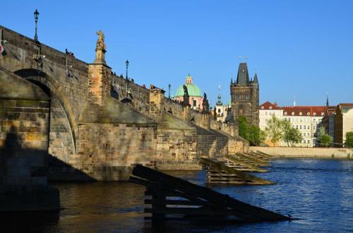 karluv-most-vltava-nabrezi-parniky-pamatka-praha-148