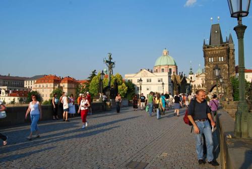 karluv-most-vltava-nabrezi-parniky-pamatka-praha-15