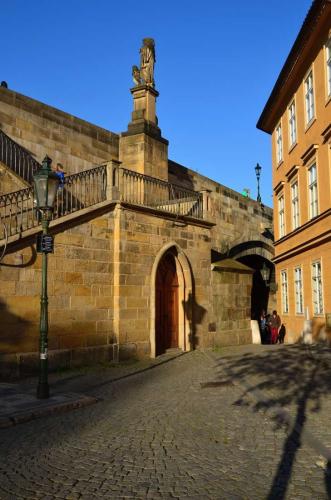 karluv-most-vltava-nabrezi-parniky-pamatka-praha-150