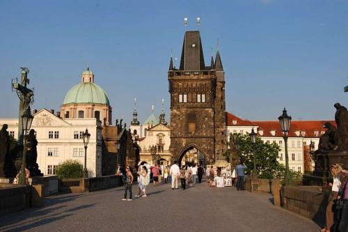 karluv-most-vltava-nabrezi-parniky-pamatka-praha-155