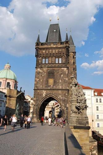 karluv-most-vltava-nabrezi-parniky-pamatka-praha-164