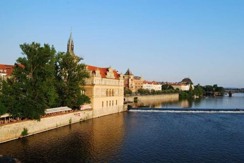 karluv-most-vltava-nabrezi-parniky-pamatka-praha-17