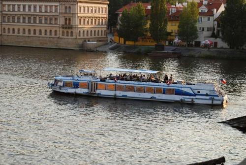karluv-most-vltava-nabrezi-parniky-pamatka-praha-18