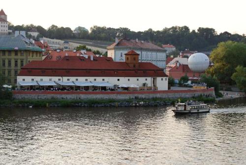 karluv-most-vltava-nabrezi-parniky-pamatka-praha-19