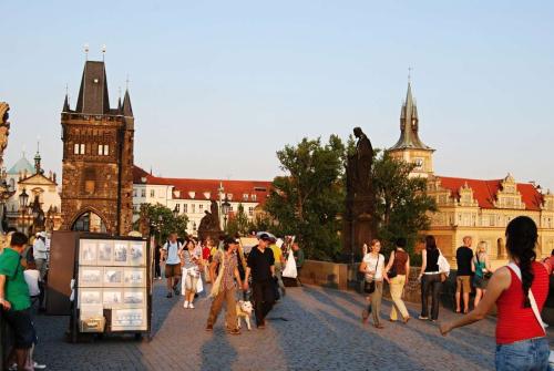 karluv-most-vltava-nabrezi-parniky-pamatka-praha-20