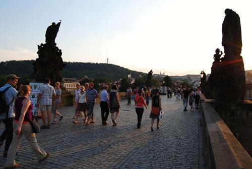 karluv-most-vltava-nabrezi-parniky-pamatka-praha-21