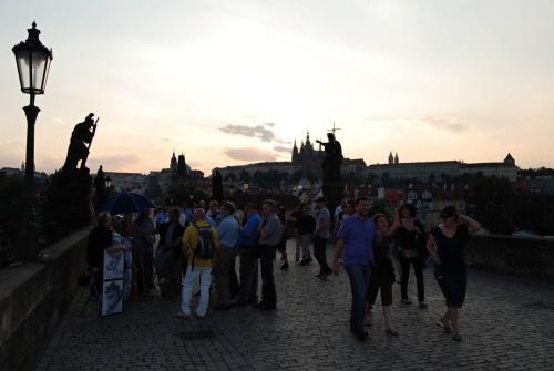 karluv-most-vltava-nabrezi-parniky-pamatka-praha-25