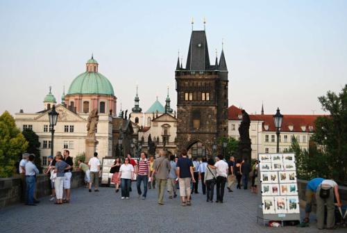 karluv-most-vltava-nabrezi-parniky-pamatka-praha-26