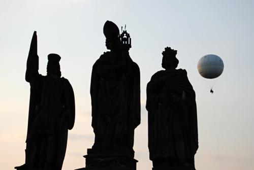 karluv-most-vltava-nabrezi-parniky-pamatka-praha-27