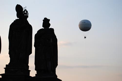 karluv-most-vltava-nabrezi-parniky-pamatka-praha-31
