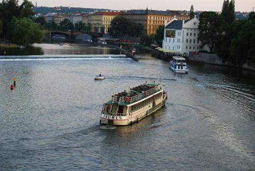 karluv-most-vltava-nabrezi-parniky-pamatka-praha-32