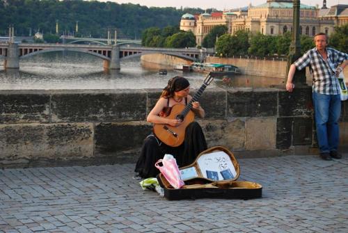 karluv-most-vltava-nabrezi-parniky-pamatka-praha-33