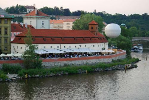 karluv-most-vltava-nabrezi-parniky-pamatka-praha-42