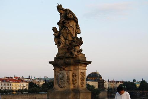 karluv-most-vltava-nabrezi-parniky-pamatka-praha-43